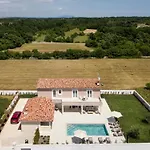 Luxury Villa Simona Residence For 8 People In Central Istria With 32 M2 Salt-Water Pool