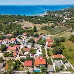 House For 8 People Very Close To The Beach