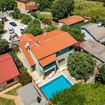 House For 8 People Very Close To The Beach