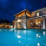 Familyl Villa Tomani With Pool, Basketball And Volleyball Field