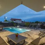 3 Bedroom Amazing Home In Valbandon