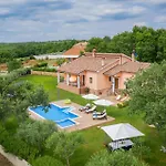 Two-Bedroom Holiday Home In Tinjan