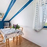 Cozy Apartment In Tar With House Sea View