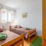 4 Bedroom Cozy Home In Kunj