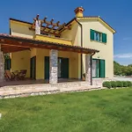 4 Bedroom Cozy Home In Kunj