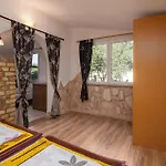 2 Bedroom Beautiful Home In Liznjan