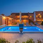 2 Bedroom Gorgeous Apartment In Hr-52215 Vodnjan