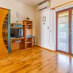 Lovely Apartment In Pula With Kitchen