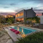 4 Bedroom Beautiful Home In Medulin