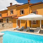 3 Bedroom Cozy Home In Hr-52215 Vodnjan