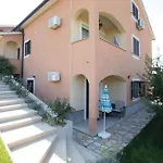 Beautiful Apartment In Tar-Vabriga With Kitchen