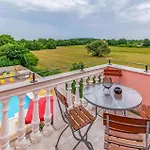 8 Bedroom Lovely Home In Pula