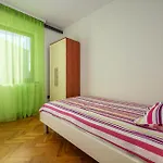 3 Bedroom Nice Apartment In Fazana