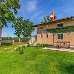 4 Bedroom Cozy Home In Marcana