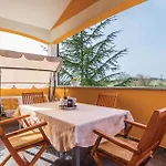 Cozy Apartment In Gracisce With Wifi