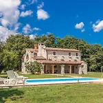 4 Bedroom Awesome Home In Pula
