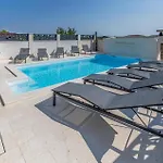 5 Bedroom Cozy Apartment In Banjole