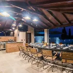 7 Bedroom Cozy Home In Valtura
