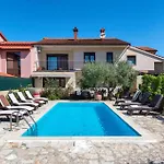Lovely Apartment In Pula With Wifi
