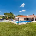 Beautiful Home In Kunj With Wifi