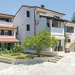 Lovely Apartment In Pula With Kitchen