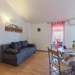 Cozy Home In Banjole With Kitchen