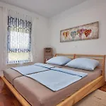 2 Bedroom Amazing Apartment In Liznjan