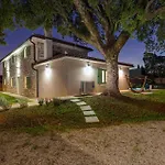 Cozy Home In Sajini With Outdoor Swimming Pool