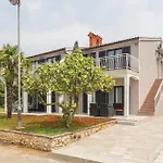 Cozy Apartment In Porec With Wifi