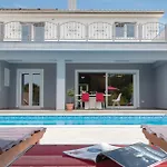 4 Bedroom Stunning Home In Pula