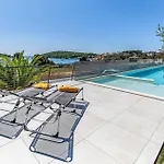 Amazing Apartment In Banjole With Jacuzzi