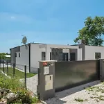 Beautiful Home In Tinjan With Jacuzzi