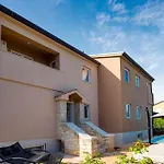 6 Bedroom Nice Home In Babici