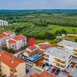 3 Bedroom Lovely Home In Peroj