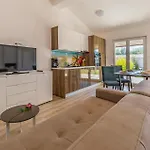 6 Bedroom Beautiful Home In Medulin