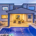 Lovely Home In Banjole With Jacuzzi