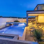 Lovely Home In Banjole With Jacuzzi