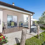 Nice Home In Valbandon With Jacuzzi