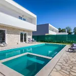 4 Bedroom Beautiful Home In Jursici