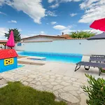 Gorgeous Apartment In Valbandon With Wifi