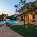 Lovely Apartment In Banjole With Wifi