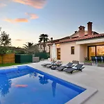 Awesome Home In Galizana