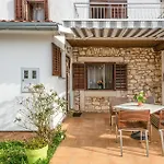Cozy Home In Cokuni With Kitchen