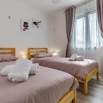 2 Bedroom Beautiful Home In Peroj