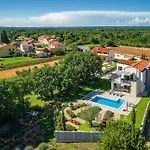 Villa Lounge Kapelana With Private Pool, Basketball, Volleyball & Football