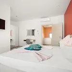 Villa Nur For 10 People Near Pula With 45 M2 Private Pool & Jacuzzi Only 2 Km From Beach