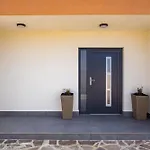 Villa Nur For 10 People Near Pula With 45 M2 Private Pool & Jacuzzi Only 2 Km From Beach