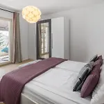 4 Bedroom Stunning Home In Zbandaj