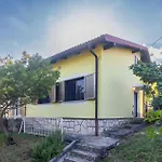 Cozy Apartment In Ika With Kitchen