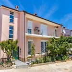 Quaint Apartment With Garden In Medulin